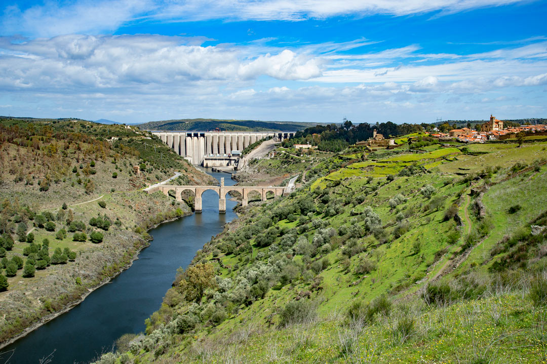 Puente de Alcántara y presa